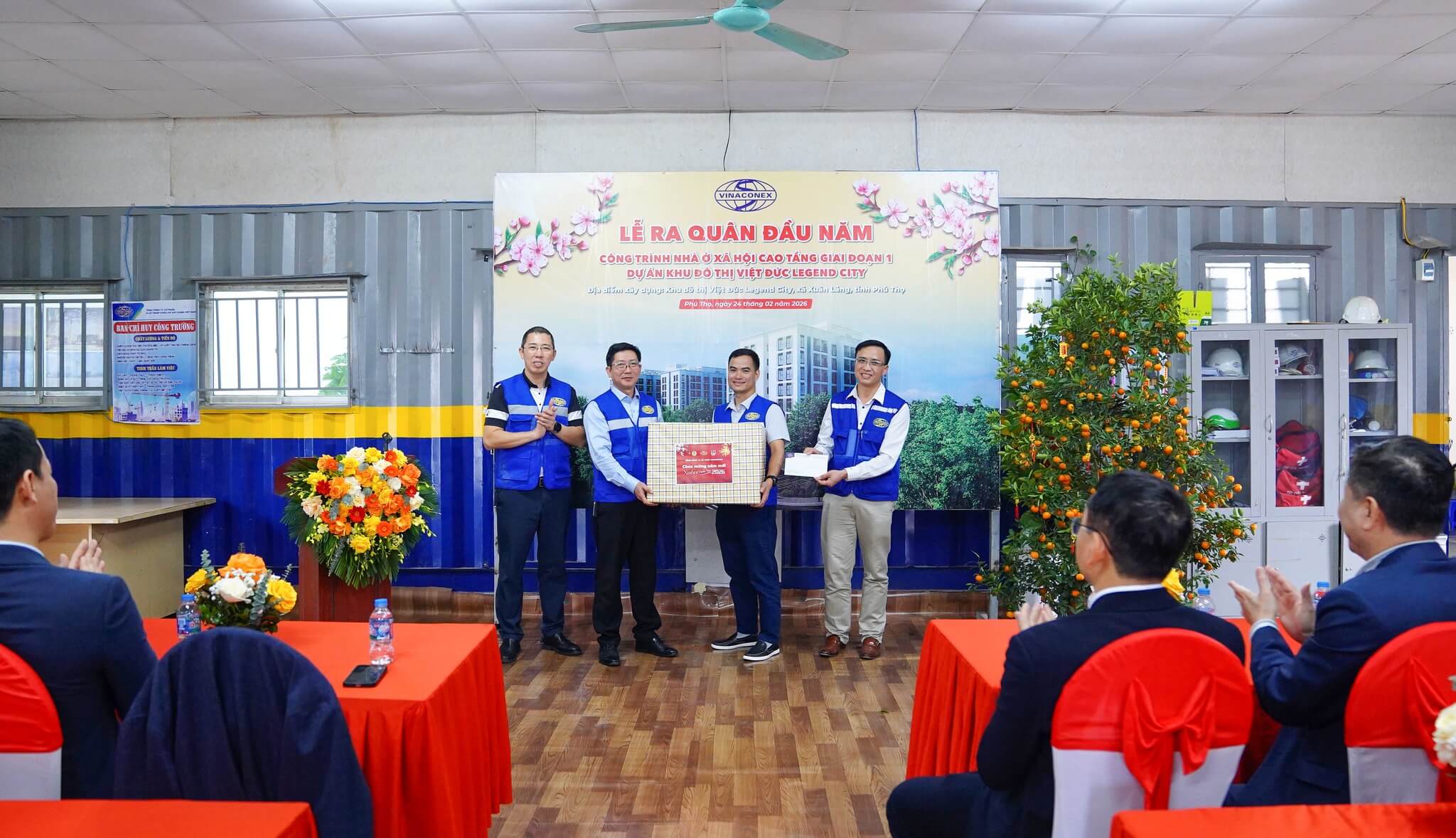 Vinaconex tặng quà đầu xuân
